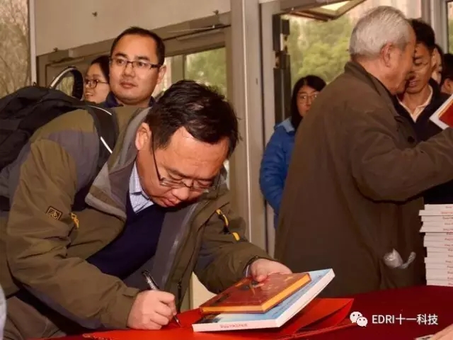 年會現(xiàn)場， 干部員工們領(lǐng)取趙院長的書籍和臺歷.webp.jpg