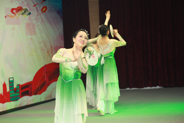 4-張小平、楊芳、徐藝蕓、趙婧婷、唐永霞聯(lián)袂表演團(tuán)扇舞《茉莉花》.jpg