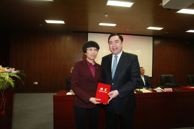 7- 十一科技股份公司董事長(zhǎng)趙振元同志為新一屆董事華婉蓉女士頒發(fā)聘書.jpg