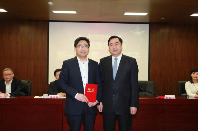 20-十一科技股份公司董事長(zhǎng)趙振元同志為執(zhí)行班子成員季超同志頒發(fā)聘書.jpg