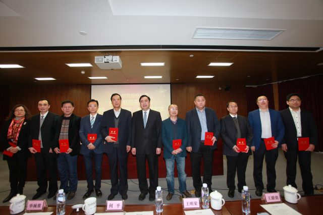 21-十一科技股份公司執(zhí)行班子成員何平、王明云、王毅勃、孫明、白焰、余才志、王利、萬里浪、季超、姚紅親切合影.jpg