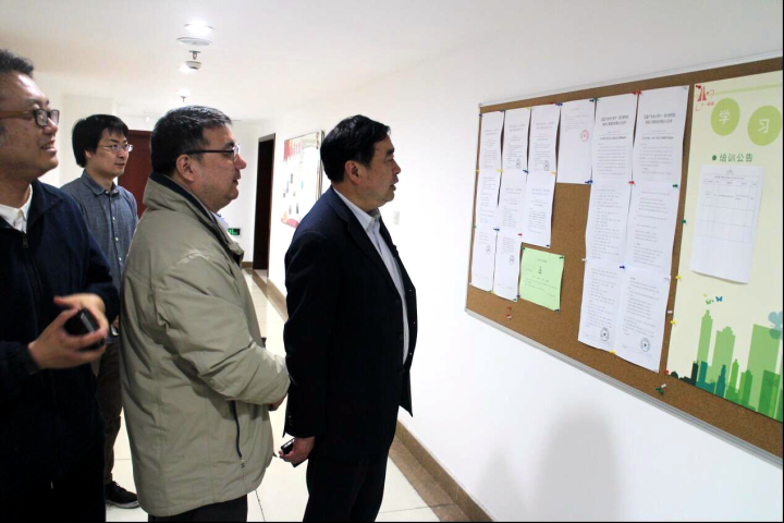 1496504151807864.jpg 2-趙振元參觀(guān)員工園地.jpg