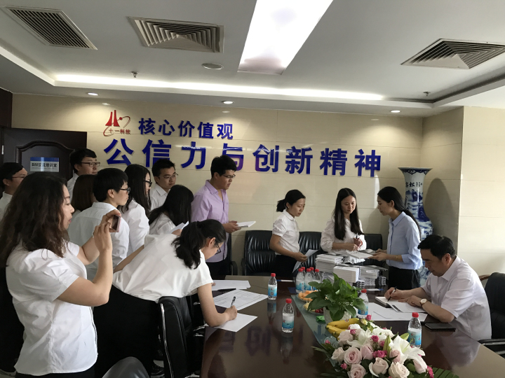 1496513141695733.jpg 6-趙振元同志為分院干部簽名贈(zèng)書(shū).jpg